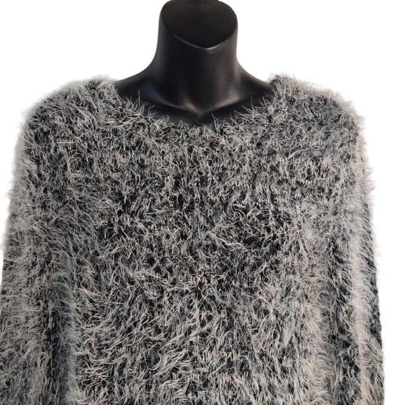 Cable & Gauge Sweater Women's Gray/Black Fuzzy Sweater Size L - Picture 3 of 7